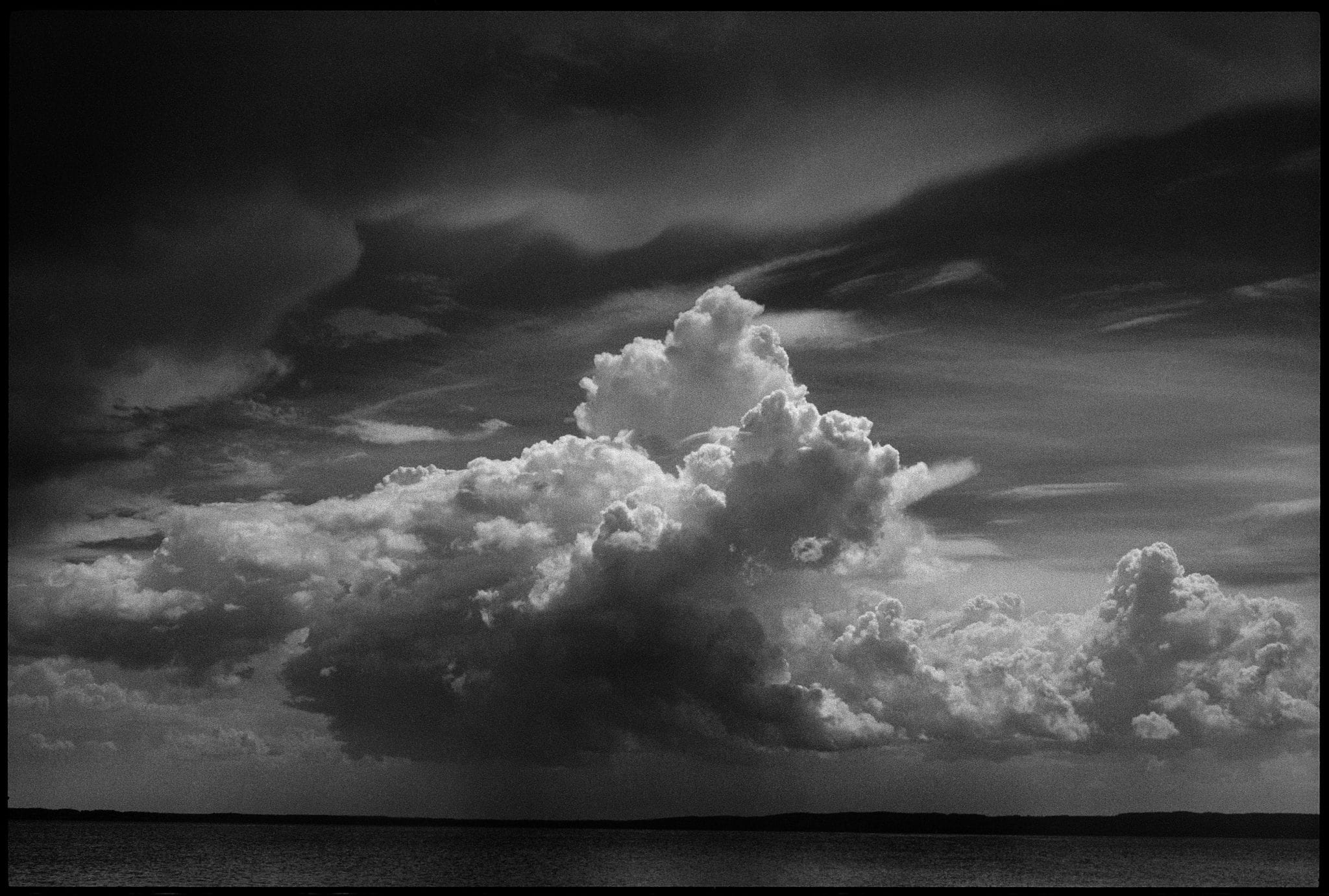 Burzowe chmury nad morzem